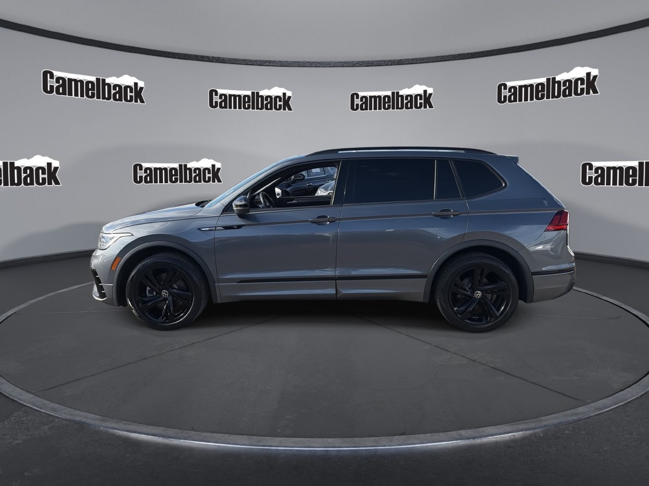 Used 2024 Volkswagen Tiguan SE R-Line FWD image 4
