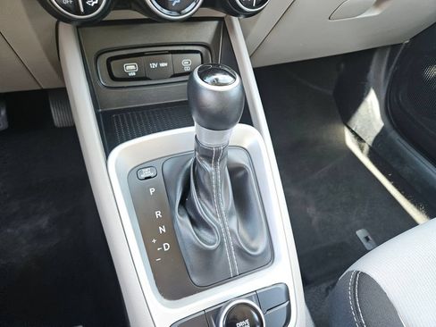 Used 2025 Hyundai Venue SEL FWD image 30