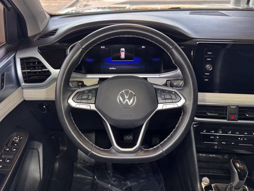 Used 2025 Volkswagen Taos SE AWD/4WD image 16