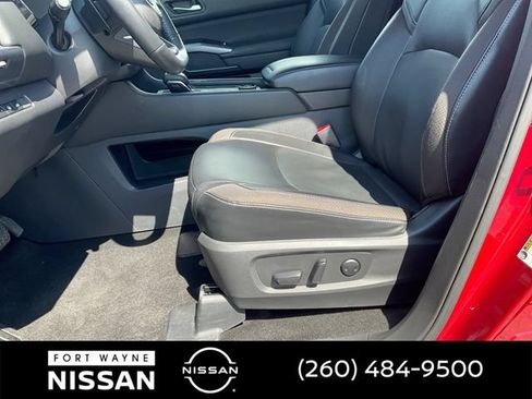 Used 2023 Nissan Pathfinder SL w/ Black Appearance Package AWD/4WD image 29