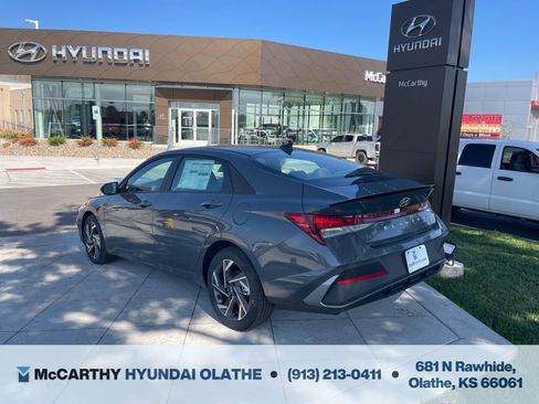 Used 2025 Hyundai Elantra Sport FWD image 12