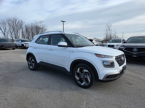 Certified 2025 Hyundai Venue SEL image 3