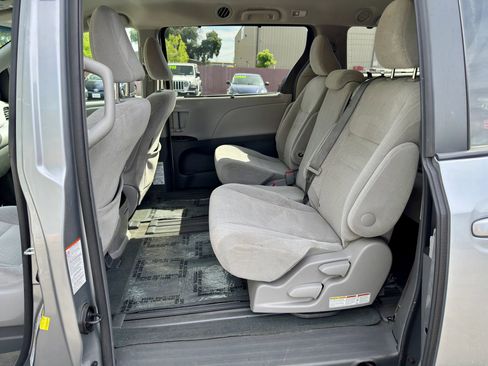 Used 2017 Toyota Sienna LE image 10