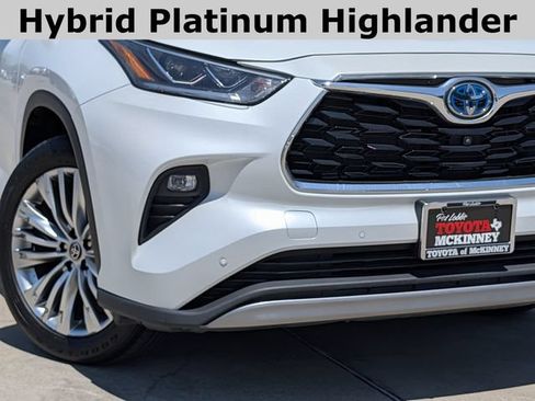 Used 2023 Toyota Highlander Platinum FWD image 3