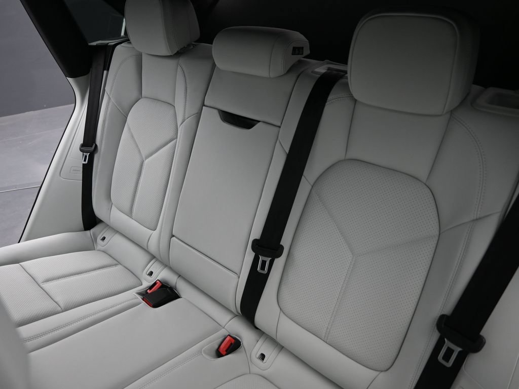 Certified 2026 Porsche Macan AWD/4WD image 25