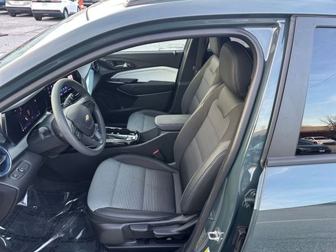 Used 2025 Chevrolet Trax LT image 24