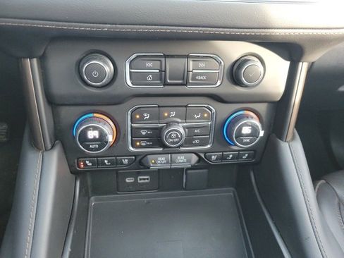 Used 2023 Chevrolet Suburban High Country image 12