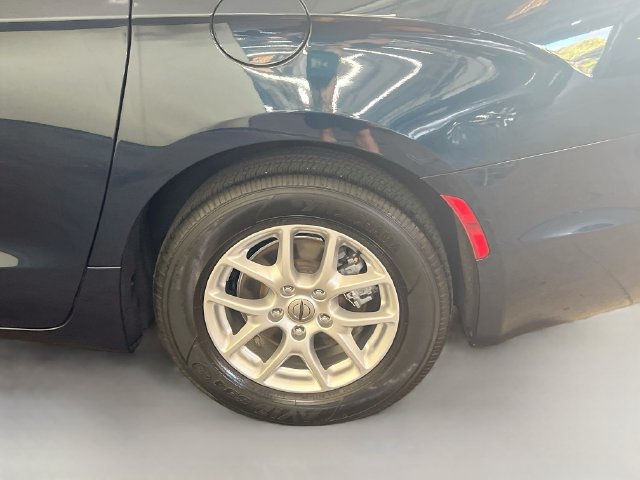 Used 2024 Chrysler Pacifica Touring FWD image 21