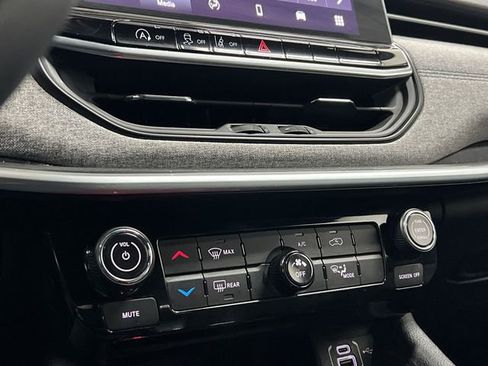 Used 2024 Jeep Compass Latitude image 17