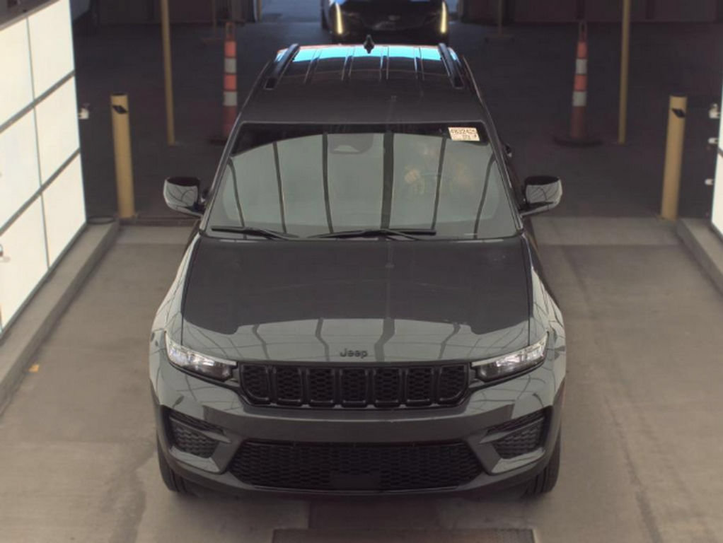 Used 2024 Jeep Grand Cherokee Altitude AWD/4WD image 2