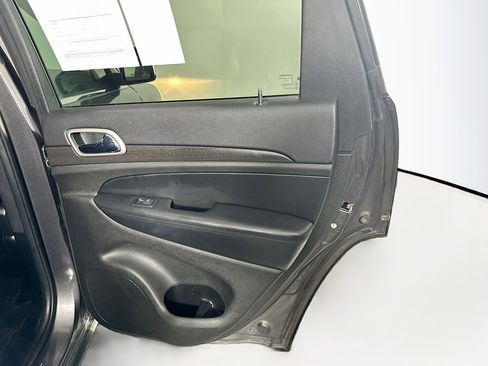 Used 2018 Jeep Grand Cherokee Laredo image 28