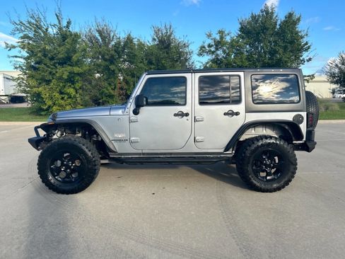 Used 2013 Jeep Wrangler Unlimited Sahara w/ Connectivity Group image 8