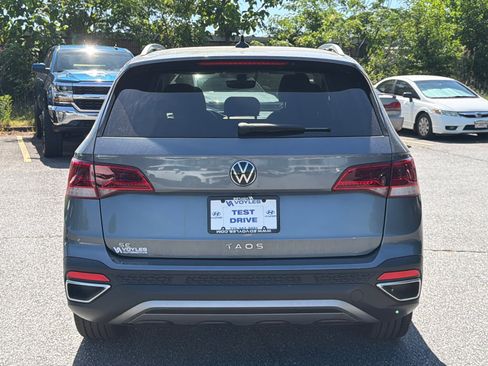 Used 2022 Volkswagen Taos SE w/ Panoramic Sunroof Package FWD image 6