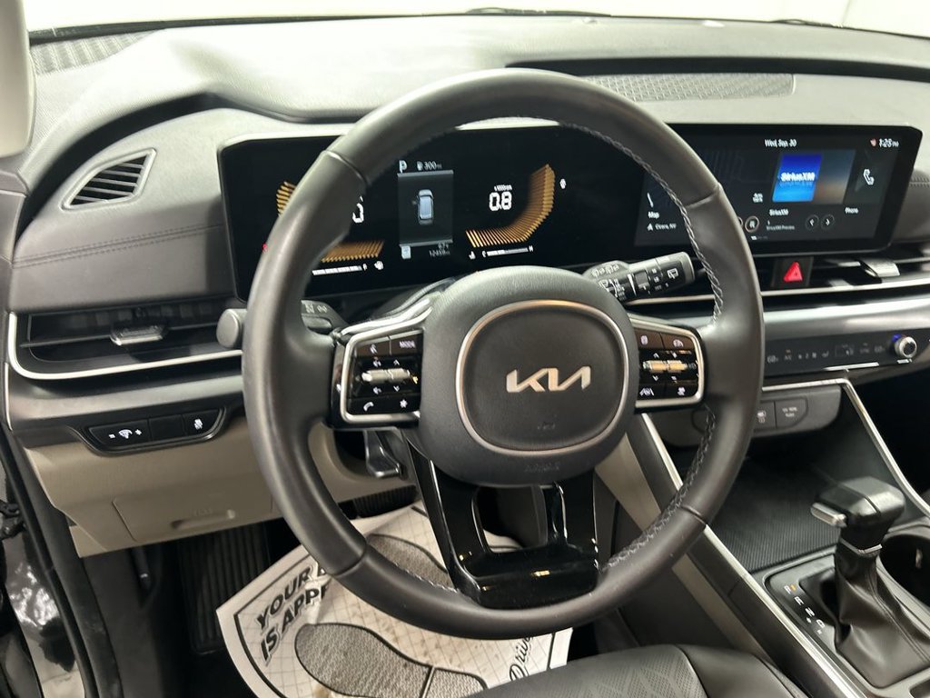 Certified 2026 Kia Carnival FWD image 4
