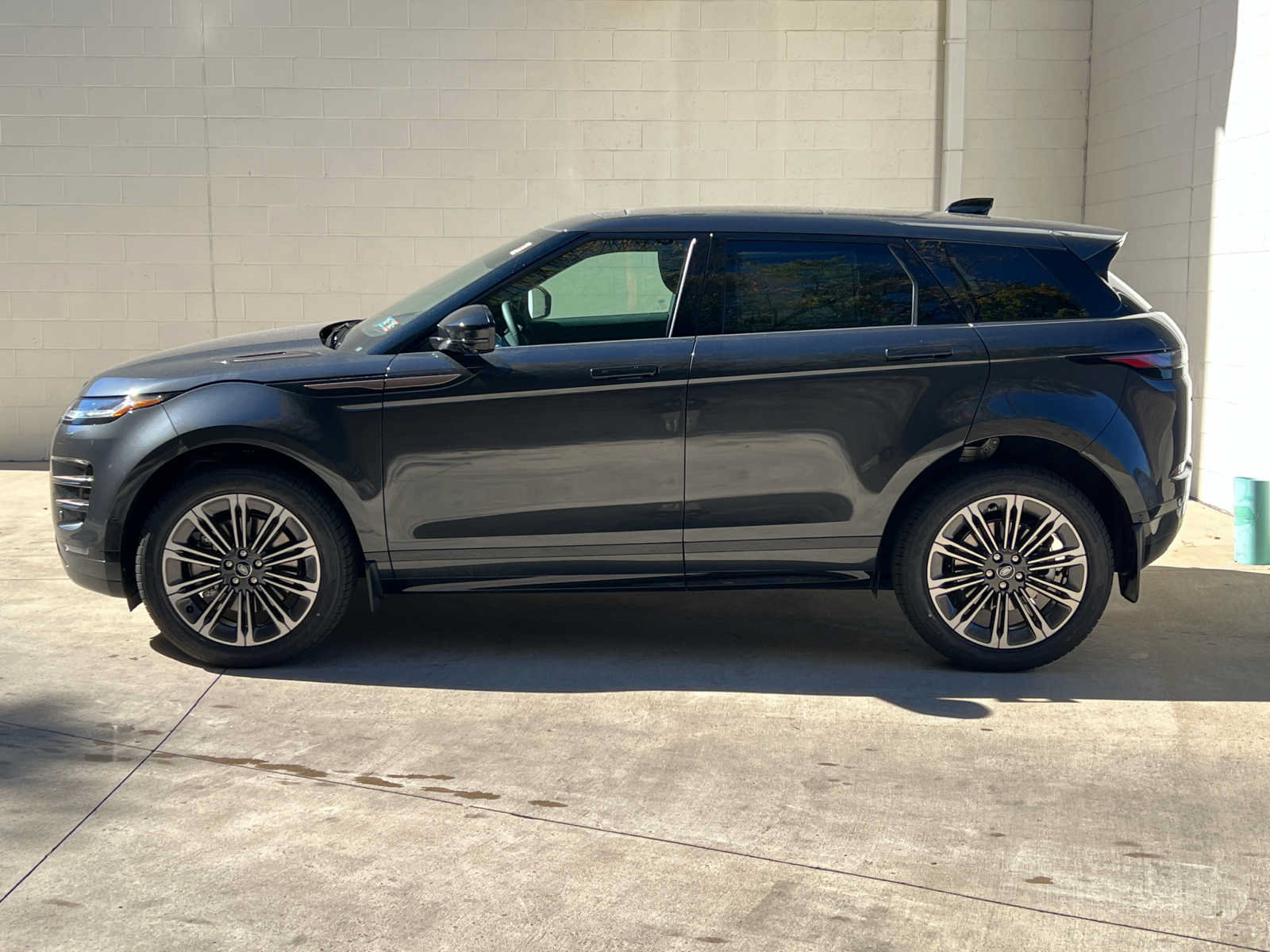Used 2025 Land Rover Range Rover Evoque Dynamic SE AWD/4WD image 5