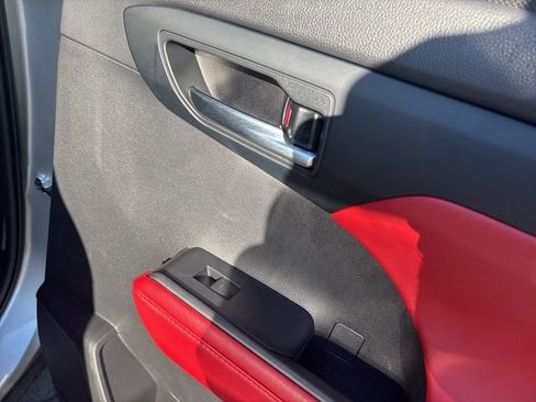 Used 2022 Toyota Highlander XSE image 15