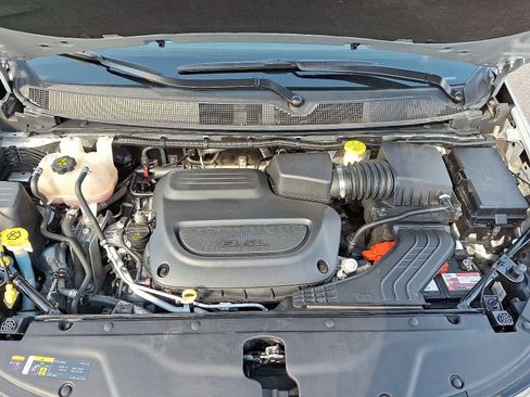 Used 2024 Chrysler Pacifica Touring-L image 28