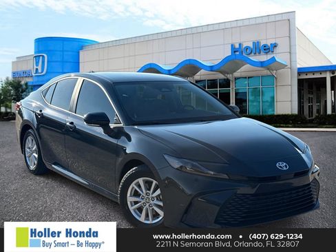 Used 2025 Toyota Camry LE image 1