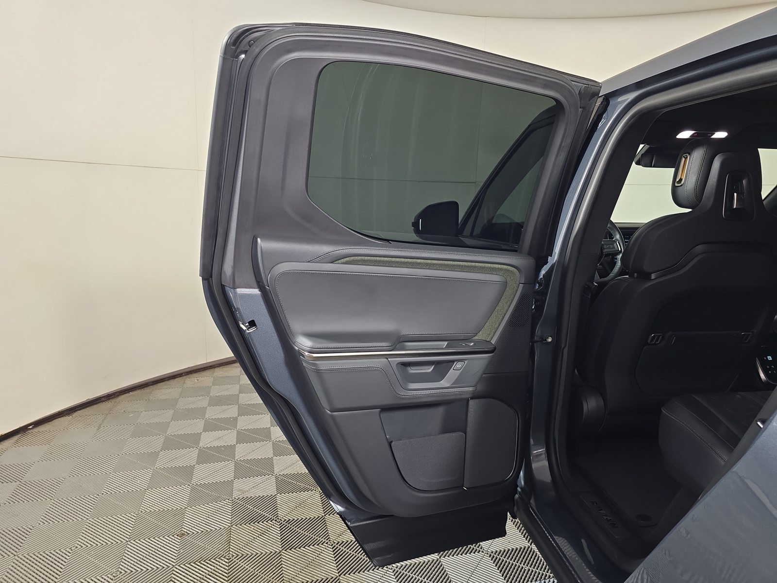 Used 2025 Rivian R1T Adventure Dual AWD/4WD image 17
