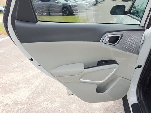 Certified 2025 Kia Soul LX w/ LX Technology Package FWD image 12