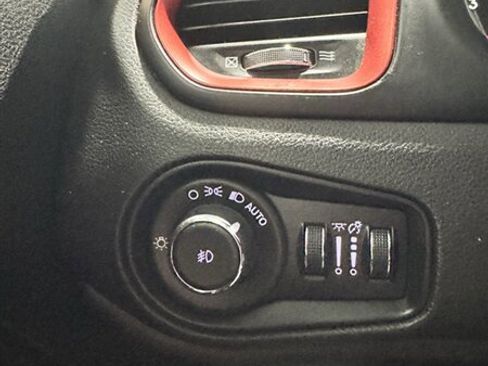 Used 2015 Jeep Renegade Trailhawk w/ Premium Leather Group AWD/4WD image 19