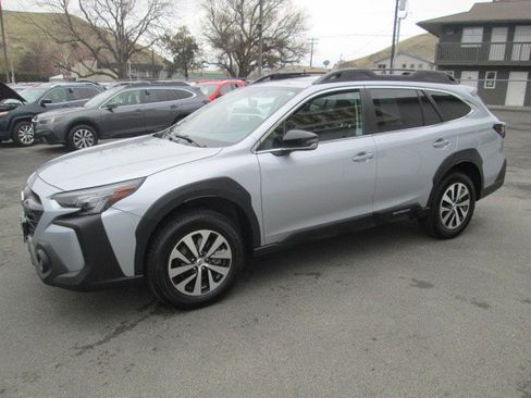 Used 2024 Subaru Outback Premium image 3