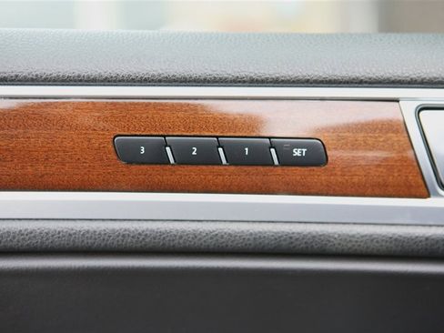 Used 2016 Volkswagen Touareg TDI image 10