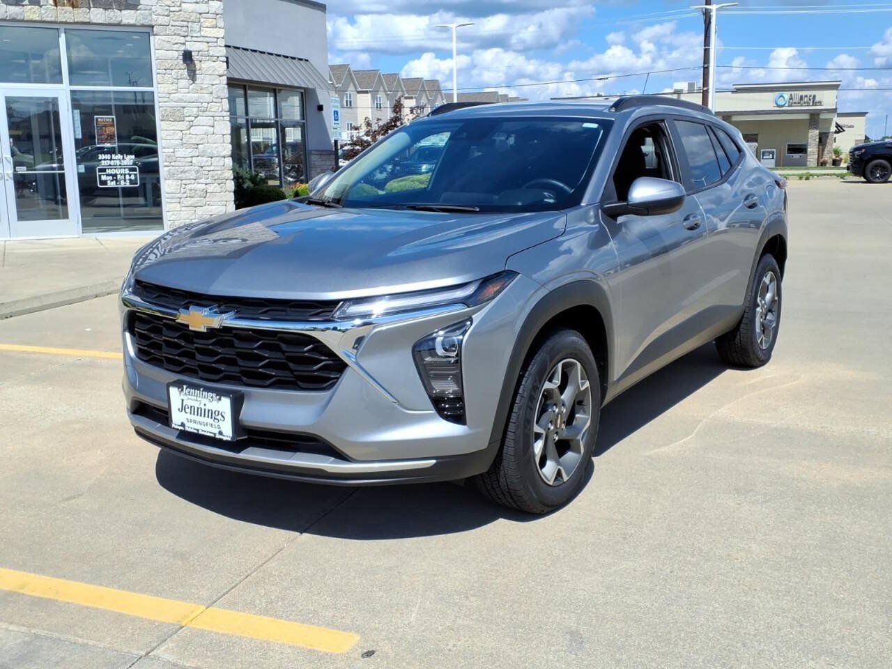Used 2024 Chevrolet Trax LT w/ Driver Confidence Package FWD image 2