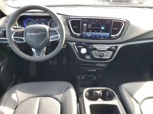Used 2025 Chrysler Pacifica Select image 26