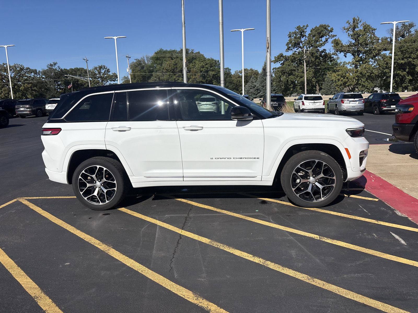 Used 2025 Jeep Grand Cherokee Summit AWD/4WD image 4