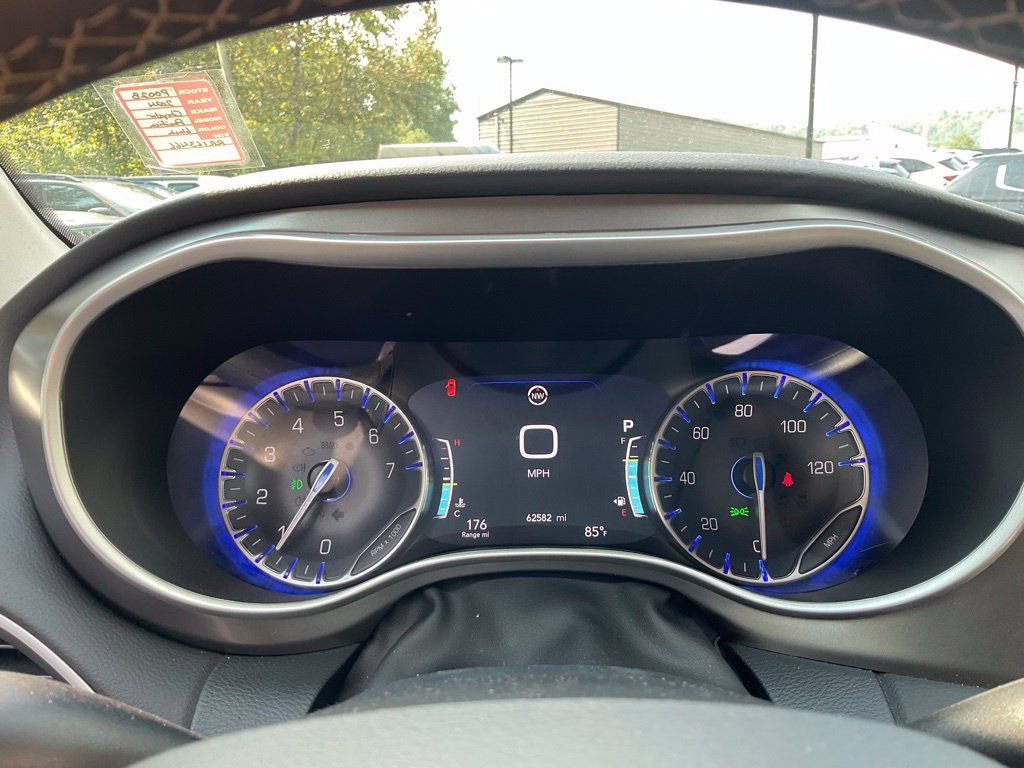 Used 2024 Chrysler Pacifica Touring-L FWD image 14