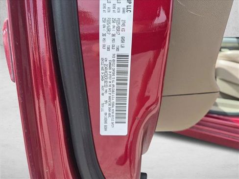 Used 2012 Volkswagen Routan SEL FWD image 7