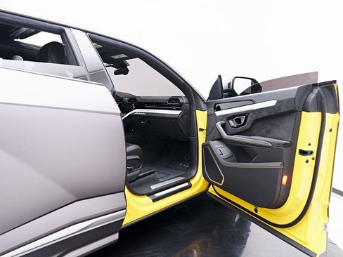 Used 2021 Lamborghini Urus image 28