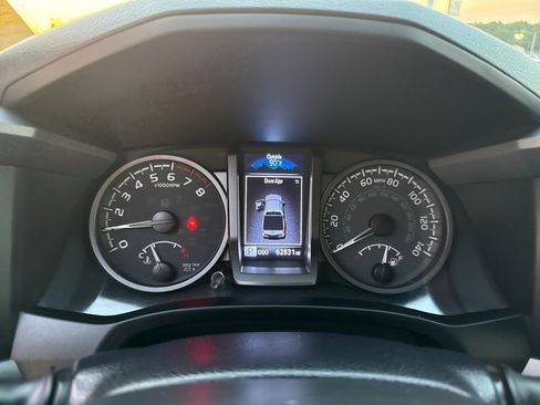 Used 2022 Toyota Tacoma TRD Off-Road image 19