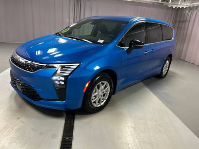 New 2027 Chrysler Pacifica Select w/ Family Tech Group