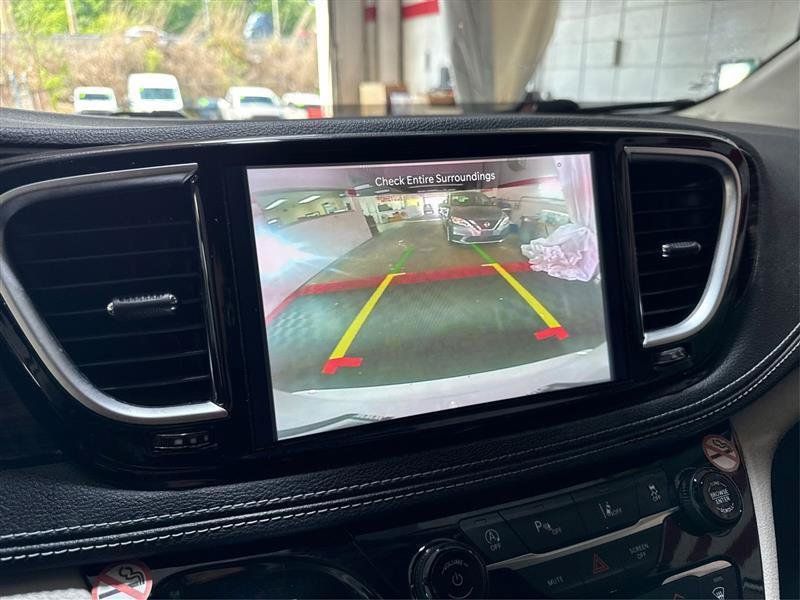 Used 2023 Chrysler Pacifica Limited FWD image 42