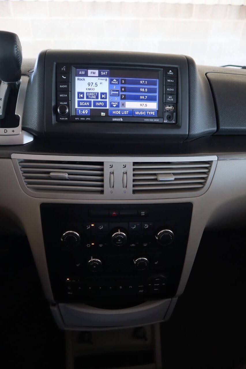 Used 2010 Volkswagen Routan SE FWD image 36