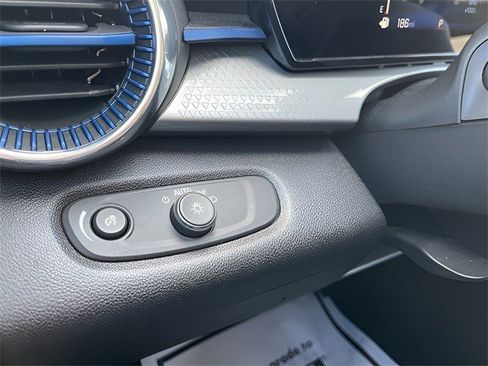 Certified 2025 Chevrolet Trax LT w/ LT Convenience Package image 13