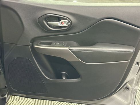 Used 2019 Jeep Cherokee Latitude Plus w/ Comfort/Convenience Group image 37