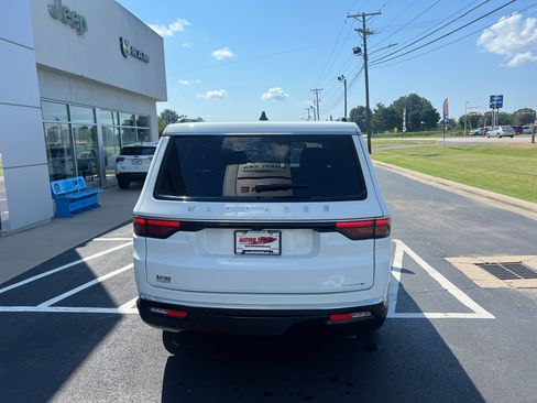 Used 2024 Jeep Wagoneer Series II w/ Flexible Seating Group RWD image 10
