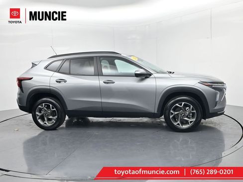 Used 2025 Chevrolet Trax LT FWD image 1