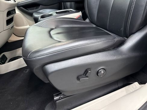 Used 2024 Chrysler Pacifica Touring-L image 12