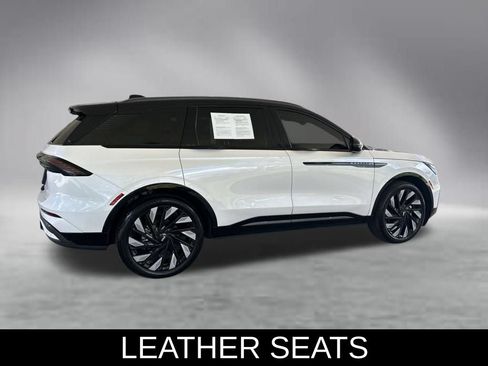 Used 2025 Lincoln Nautilus Reserve AWD/4WD image 4