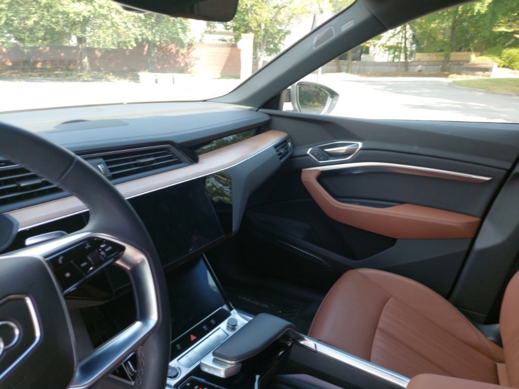 Used 2024 Audi Q8 e-tron Premium Plus w/ Premium Plus Package AWD/4WD image 18