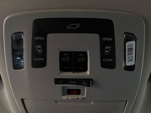 Used 2026 Toyota Sienna XLE FWD image 21