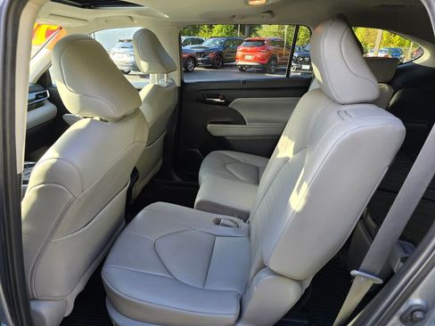 Used 2022 Toyota Highlander XLE image 10