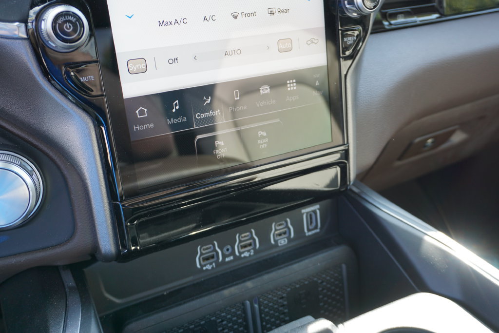Used 2025 RAM 1500 Laramie w/ Advanced Safety Group II AWD/4WD image 19