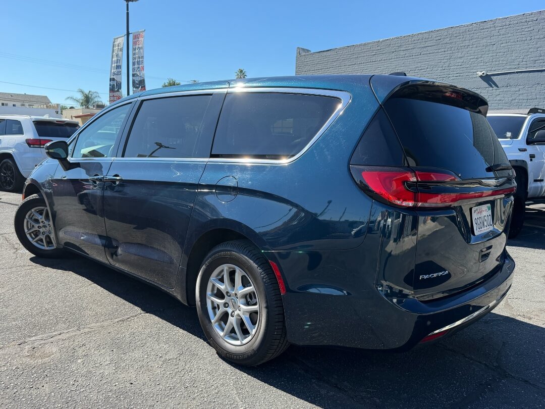 Used 2023 Chrysler Pacifica Touring-L FWD image 4