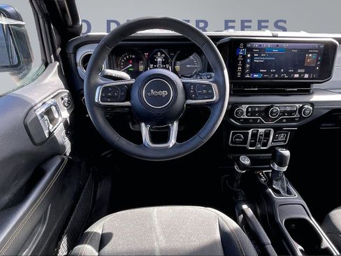 Used 2025 Jeep Wrangler Sahara image 8