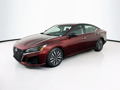 Used 2025 Nissan Altima 2.5 SV image 3